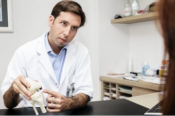 Dr. Philip Winnock de Grave spreekt in Brussel over unicondylaire/halve knieprothese